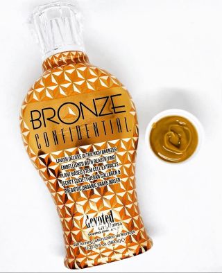 Devoted Creations Bronze Confidential Opalovací krém do solária s bronzerem. Tento extravagantní bronzující elixír zdobí...